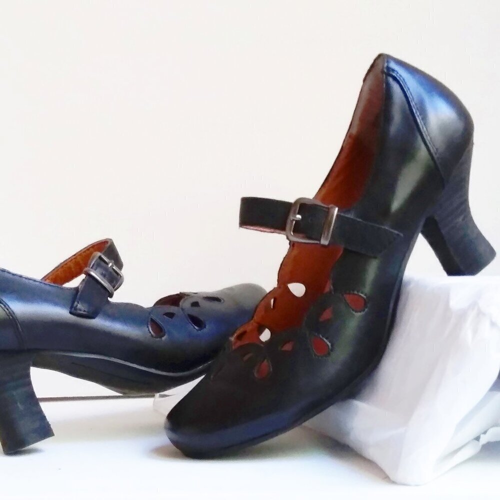 Crowne Vintage Black Leather Baby Jane Teardrop Cut Outs French Heels Sz 6.5